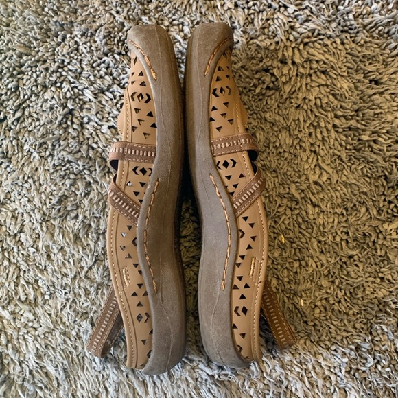 Muk Luks tan Erin adventure sandals Mary Jane shoe Size 7 some sole wear - Picture 3 of 4